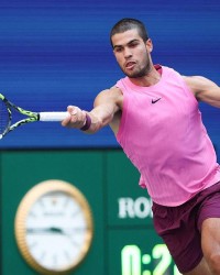 3-0横扫德约，阿尔卡拉斯硬地首胜对手晋级美网男单决赛