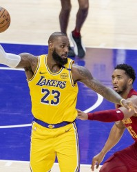 乐鱼电竞-队记：许多联盟人士认为下赛季詹姆斯不在湖人 提及尼克斯和骑士